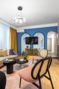 - un salon avec un canapé et des chaises dans l'établissement HOLT - Birds of Paradise, à Bucarest