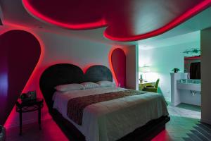 Postel nebo postele na pokoji v ubytování Romantic Inn & Suites