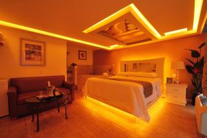 Postel nebo postele na pokoji v ubytování Romantic Inn & Suites