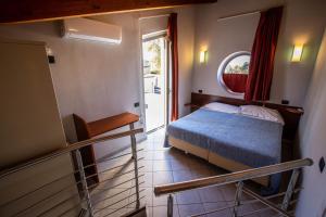 Room in Holiday house - Albavillage residence Large apartment for 4 people tesisinde bir odada yatak veya yataklar