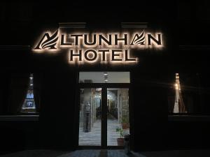 um sinal luminoso na frente de um hotel em Grand Altunhan Hotel em Svilengrad