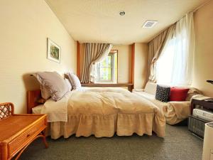 A bed or beds in a room at Pension Puutaro