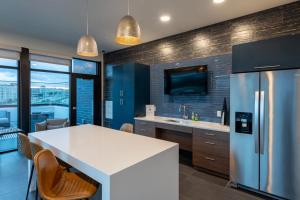 Dapur atau dapur kecil di Modern 1BR Apt with Skywalk to Fiserv, Rooftop, and Parking +20 gambar