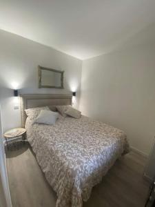 una camera con un letto con due cuscini sopra di LE LOFT DU GOLF DE DEAUVILLE a Deauville
