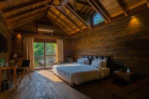 ein Schlafzimmer mit einem Bett und einer Holzwand in der Unterkunft The Ananta Udaipur in Udaipur