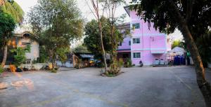 a parking lot in front of a pink building at พีพีเพลส in Ban Lak Roi +15 photos