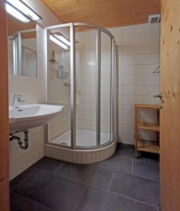 Kylpyhuone majoituspaikassa Ferienwohnungen Kirchweger