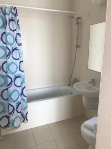 La salle de bains est pourvue d'une baignoire, de toilettes et d'un lavabo. dans l'établissement Coral Bay Villa 4, walking distance to Coral Bay, à Peyia