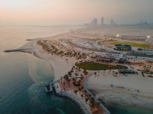 una vista aerea su una spiaggia e sull'oceano di Bab Al Nojoum Hudayriyat Camp a Abu Dhabi