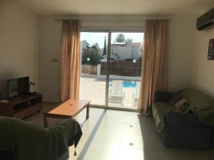 TV a/nebo společenská místnost v ubytování Coral Bay Villa 7, walking distance to the beach