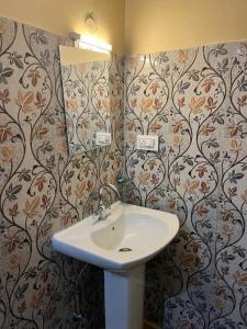 A bathroom at Hotel Cymbidium Residency
