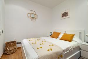 A bed or beds in a room at Flateli Paris