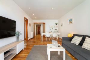 A television and/or entertainment centre at Flateli Paris