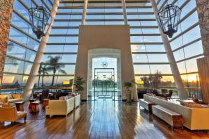 vestíbulo de un edificio con ventanas grandes en Sheraton Colonia Golf & Spa Resort, en Colonia del Sacramento