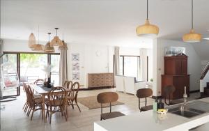 une cuisine et un salon avec une table et des chaises dans l'établissement Rayong Beach House, à Ban Bang Nok