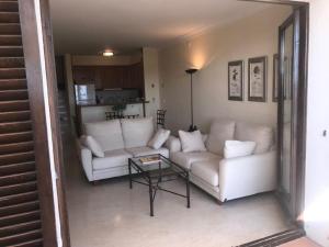 レスタルティットにあるLa Platera Villasのソファとテーブルのあるリビングルーム