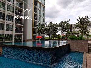 uma piscina no meio de um edifício em Rainforest City House Greenfield Regency - Paradigm, Sutera & UTM area em Johor Bahru