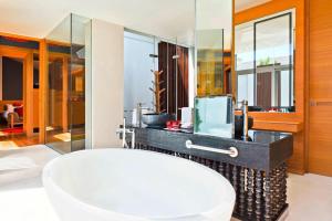 Ein Badezimmer in der Unterkunft W Koh Samui