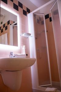 a bathroom with a sink and a shower at Hotel Garnì Villa Fontana in Trento