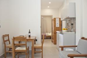 uma cozinha e sala de jantar com mesa e cadeiras em Vaso Apartments em Platanias