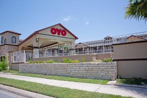 un signo XO en el lateral de un edificio en OYO Hotel McAllen Airport South, en McAllen