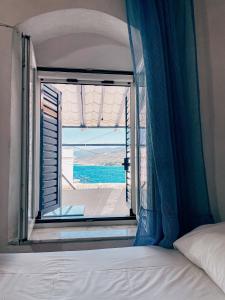 En eller flere senge i et værelse på Sea View Studio Armenistis Ikarias