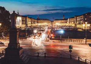 eine belebte Stadtstraße nachts mit Autos in der Unterkunft Appartamento Via Po in Turin + 12 Fotos
