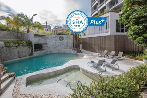 Bazén v ubytování Pearl Hotel Phuket nebo v jeho okolí
