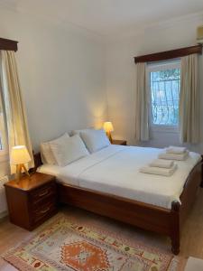 een slaapkamer met een bed met twee handdoeken erop bij Beach House With Direct Access to Private Beach Near Bodrum in Çamlık
