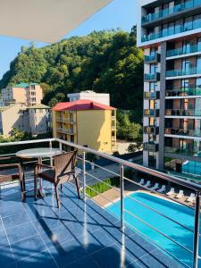 Bazén v ubytování Hotel Neptun Kvariati nebo v jeho okolí