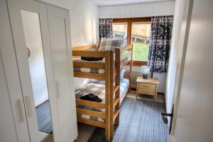 سرير بطابقين أو أسرّة بطابقين في غرفة في Apartment Joyce