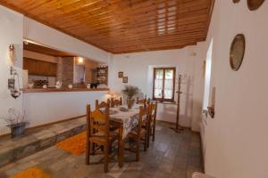 uma cozinha e sala de jantar com mesa e cadeiras em Eremia Rustic House - Entire Villa in Pelion em Makrinitsa