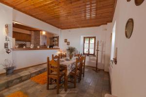 Kuchyňa alebo kuchynka v ubytovaní Eremia Rustic House - Entire Villa in Pelion