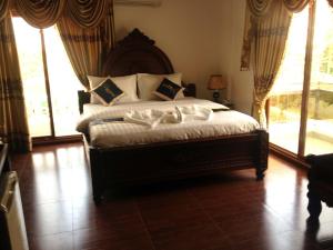 Postel nebo postele na pokoji v ubytování Emerald BB Battambang Hotel