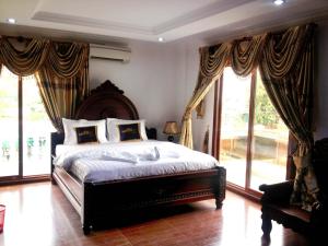 Postel nebo postele na pokoji v ubytování Emerald BB Battambang Hotel