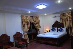 Postel nebo postele na pokoji v ubytování Emerald BB Battambang Hotel