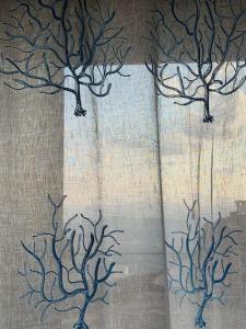 un dipinto di tre alberi su un muro di Casa di nonna Marianna a Baunei