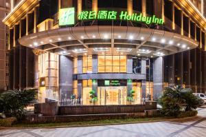 um edifício com uma placa na frente dele em Holiday Inn Chongqing Guanyinqiao, an IHG Hotel em Chongqing