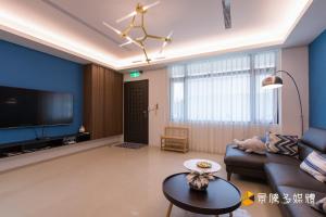 a living room with a couch and a tv at 花蓮Cozy Inn舒適窩民宿 in Hualien City