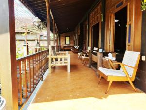 Balkón nebo terasa v ubytování Villa Joglo Kalasan