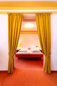 Postel nebo postele na pokoji v ubytování Hotel Luitpold