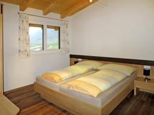 Ce lit se trouve dans un dortoir blanc doté d'une fenêtre. dans l'établissement Apartment Ingrid - FUC170 by Interhome, à Fusch an der Glocknerstraße
