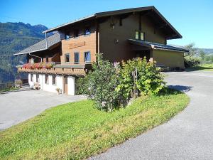 ノイキルヒェン・アム・グロースヴェンエーディガーにあるHoliday Home Moosen - NKI210 by Interhomeの道路脇の花の建物 +21枚の写真