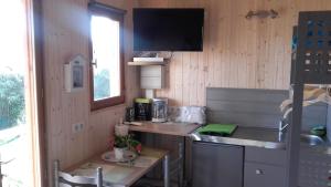 una pequeña cocina con fregadero y encimera en au calme dans Etretat en Étretat