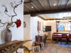 - un salon avec une table et une salle à manger dans l'établissement Chalet Aualm - FRT101 by Interhome, à Forstau