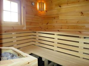 una sauna con paredes de madera y una ventana en Chalet Aualm - FRT101 by Interhome en Forstau