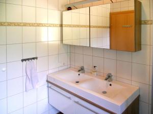 Koupelna v ubytování Holiday Home Auer-2 by Interhome