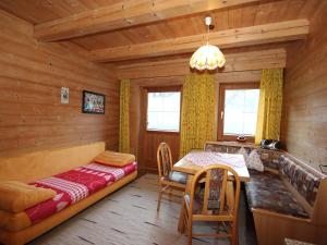 1 dormitorio con 1 cama y 1 mesa en una habitación en Apartment Untererhof-4 by Interhome en Pankrazberg
