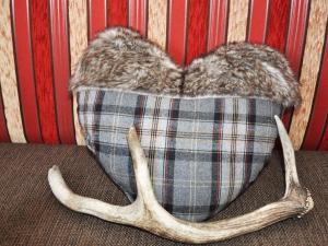 un par de cuernos sentados encima de una almohada en Holiday Home Erlachhof by Interhome, en Niedernsill