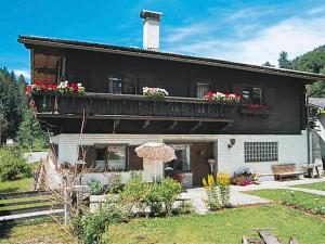 dom z balkonem z kwiatami w obiekcie Holiday Home Schwarzenegg by Interhome w mieście Wagrain +36 zdjęć